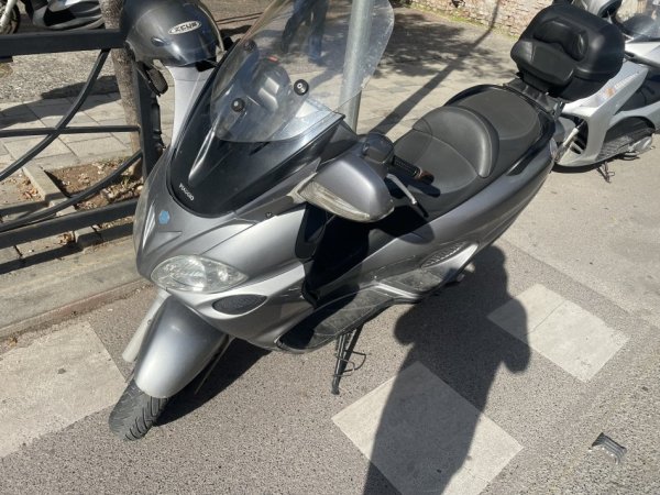 Tirane, shitet Scooter , gri metalizato 900 €