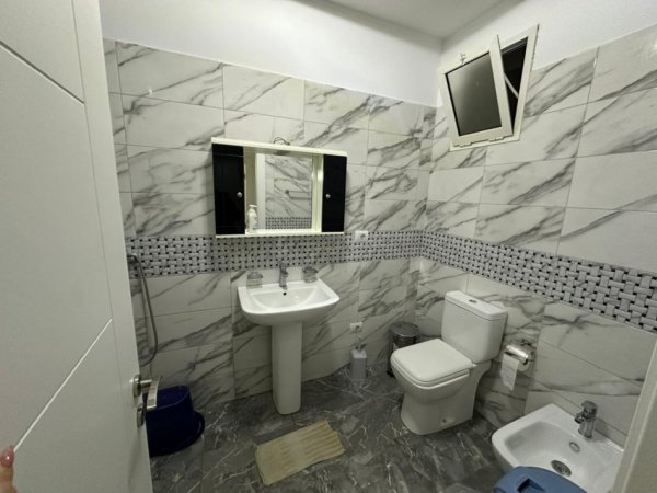 Tirane, jepet me qera apartament 2+1 , 109 m² 600 € 