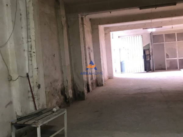 Tirane, jepet me qera magazine Kati 0, 340 m² 800 € 