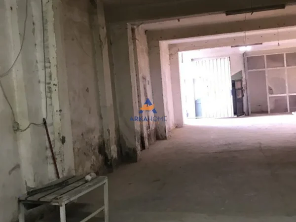 Tirane, jepet me qera magazine Kati 0, 340 m² 800 € 