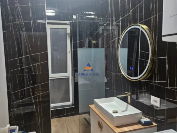 Tirane, jepet me qera apartament 2+1+Ballkon Kati 6, 91 m² 700 € 