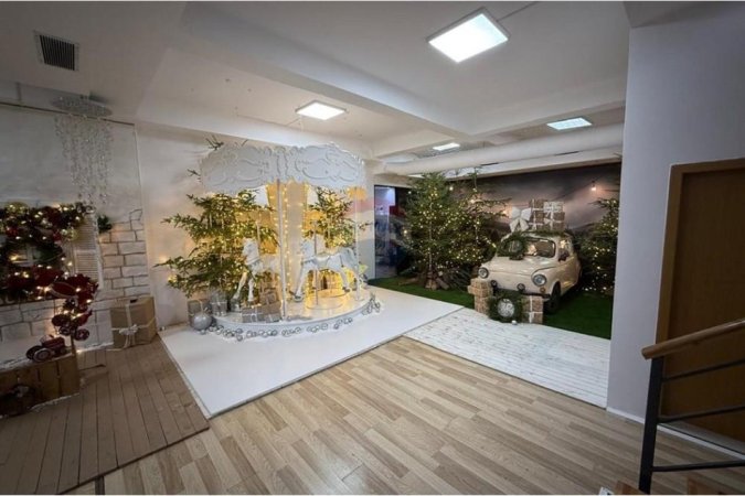 Tirane, shitet apartament duplex Dublex , 550 m² 879.840 € (Ali Demi)