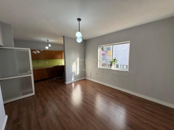 Tirane, jepet me qera zyre Kati 3, 125 m² 1.000 € (Ministria e Jashtme)