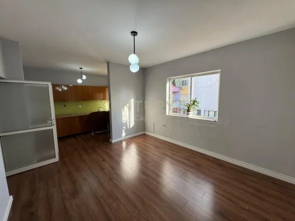 Tirane, jepet me qera zyre Kati 3, 125 m² 1.000 € (Ministria e Jashtme)