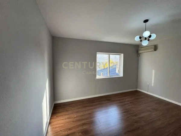 Tirane, jepet me qera zyre Kati 3, 125 m² 1.000 € (Ministria e Jashtme)