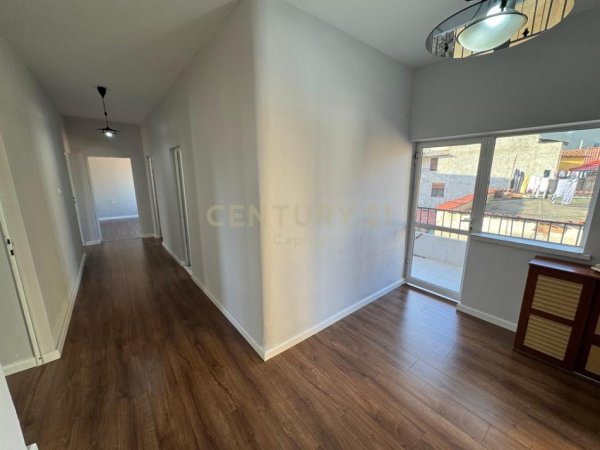 Tirane, jepet me qera zyre Kati 3, 125 m² 1.000 € (Ministria e Jashtme)