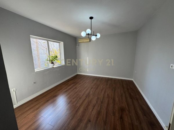 Tirane, jepet me qera zyre Kati 3, 125 m² 1.000 € (Ministria e Jashtme)