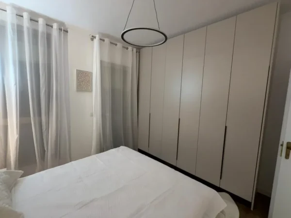 Tirane, jepet me qera apartament 1+1+Ballkon Kati 4, 65 m² 500 € (Astir)