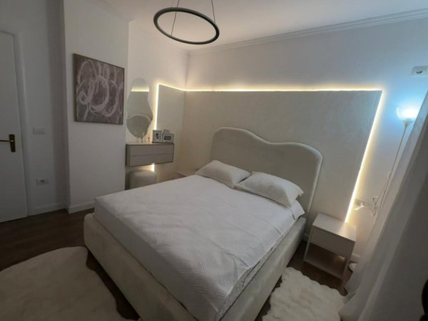 Tirane, jepet me qera apartament 1+1+Ballkon Kati 4, 65 m² 500 € (Astir)