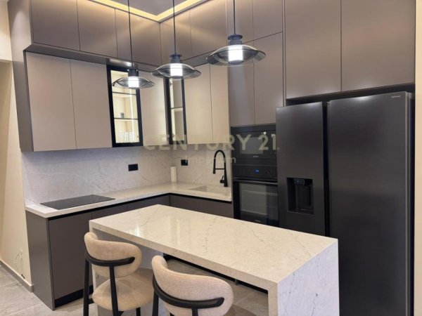 Tirane, jepet me qera apartament 3+1 Kati 2, 250 m² 3.000 € (Rezidencen Secret Garden)