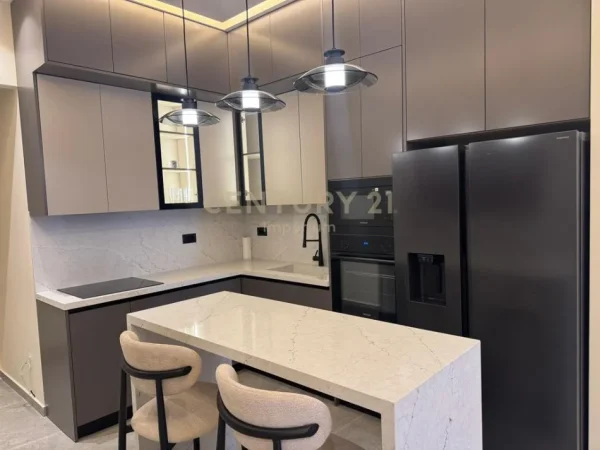 Tirane, jepet me qera apartament 3+1 Kati 2, 250 m² 3.000 € (Rezidencen Secret Garden)