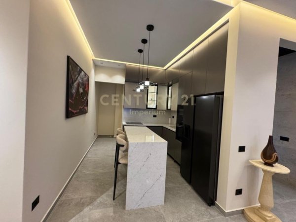 Tirane, jepet me qera apartament 3+1 Kati 2, 250 m² 3.000 € (Rezidencen Secret Garden)