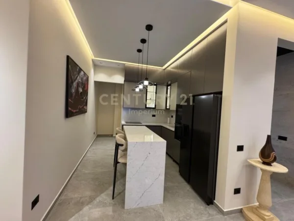 Tirane, jepet me qera apartament 3+1 Kati 2, 250 m² 3.000 € (Rezidencen Secret Garden)