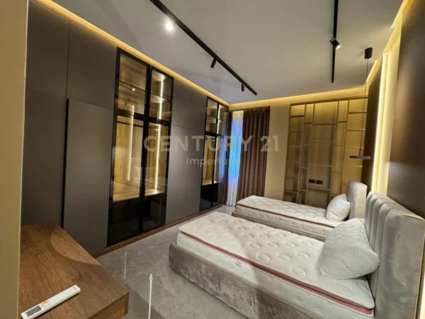 Tirane, jepet me qera apartament 3+1 Kati 2, 250 m² 3.000 € (Rezidencen Secret Garden)