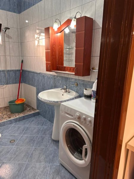 Tirane, jepet me qera apartament 1+1+Ballkon Kati 1, 60 m² 400 € (Rruga 5 Maj)