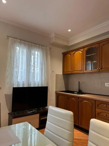 Tirane, jepet me qera apartament 1+1+Ballkon Kati 1, 60 m² 400 € (Rruga 5 Maj)