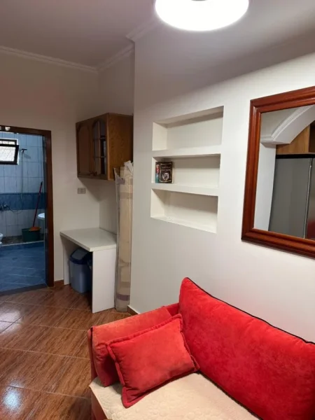 Tirane, jepet me qera apartament 1+1+Ballkon Kati 1, 60 m² 400 € (Rruga 5 Maj)