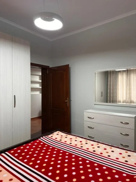 Tirane, jepet me qera apartament 1+1+Ballkon Kati 1, 60 m² 400 € (Rruga 5 Maj)