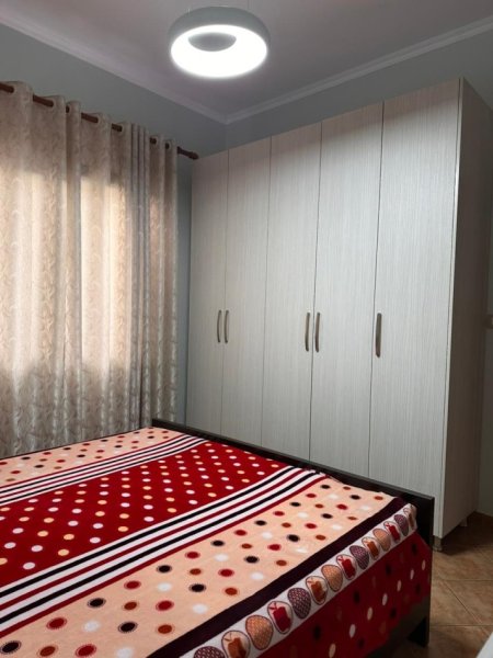 Tirane, jepet me qera apartament 1+1+Ballkon Kati 1, 60 m² 400 € (Rruga 5 Maj)