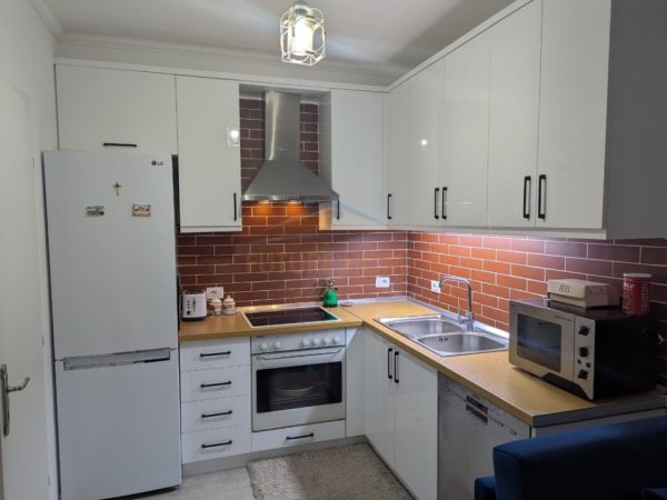 Tirane, jepet me qera apartament 1+1+Aneks Kati 2, 400 € 