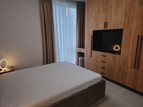 Tirane, jepet me qera apartament 2+1 Kati 2, 132 m² 1.300 € (Liqeni i Thate)