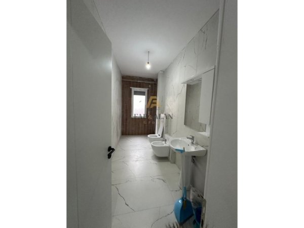 Tirane, jepet me qera apartament 2+1 Kati 4, 450 € (Kamez)