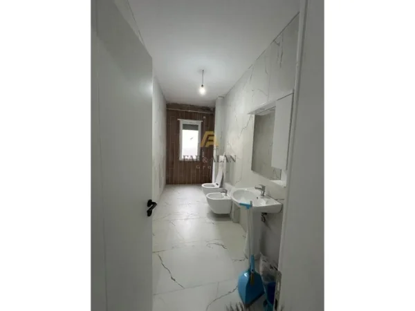 Tirane, jepet me qera apartament 2+1 Kati 4, 450 € (Kamez)