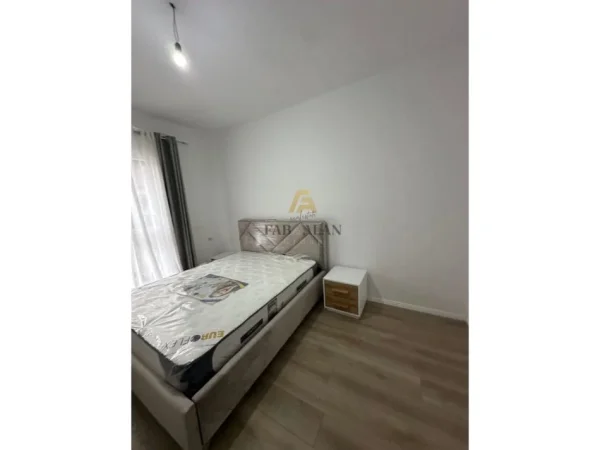 Tirane, jepet me qera apartament 2+1 Kati 4, 450 € (Kamez)