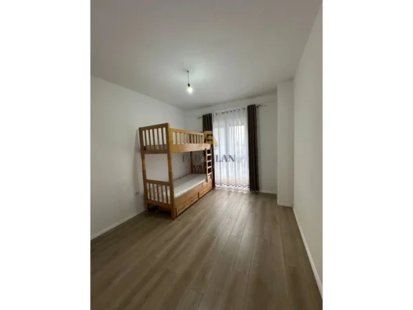 Tirane, jepet me qera apartament 2+1 Kati 4, 450 € (Kamez)