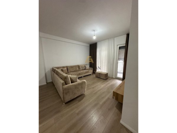 Tirane, jepet me qera apartament 2+1 Kati 4, 450 € (Kamez)
