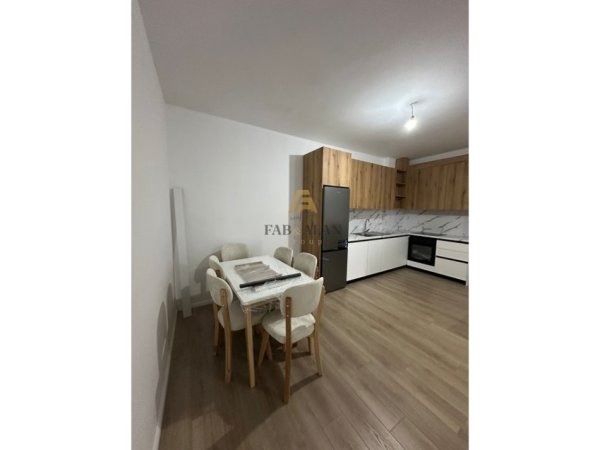 Tirane, jepet me qera apartament 2+1 Kati 4, 450 € (Kamez)