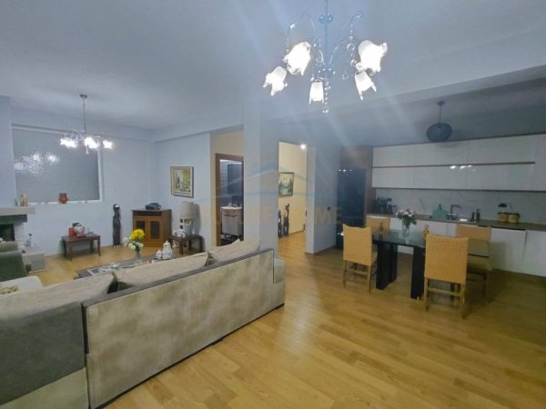 Pogradec, jepet me qera shtepi 3+1+Ballkon Kati 3, 143 m² 300 € (Rruga Sul Starovari)