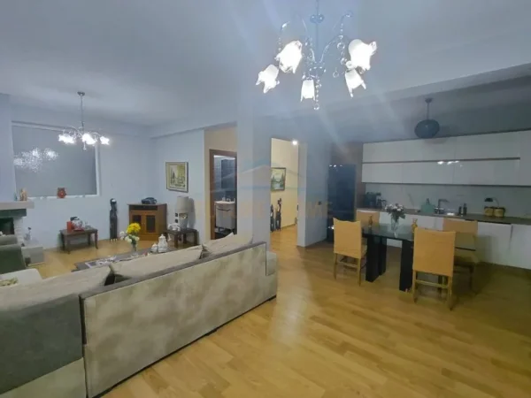 Pogradec, jepet me qera shtepi 3+1+Ballkon Kati 3, 143 m² 300 € (Rruga Sul Starovari)