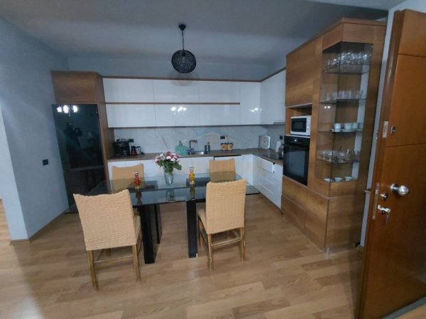Pogradec, jepet me qera shtepi 3+1+Ballkon Kati 3, 143 m² 300 € (Rruga Sul Starovari)