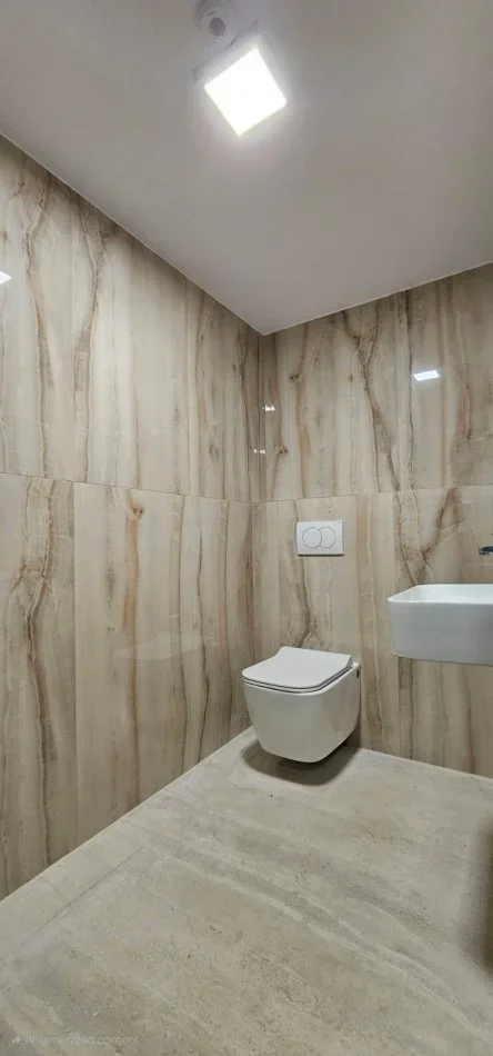 Tirane, jepet me qera ambjent biznesi Kati 1, 205 m² 3.000 € (Rruga Sami Frasheri)