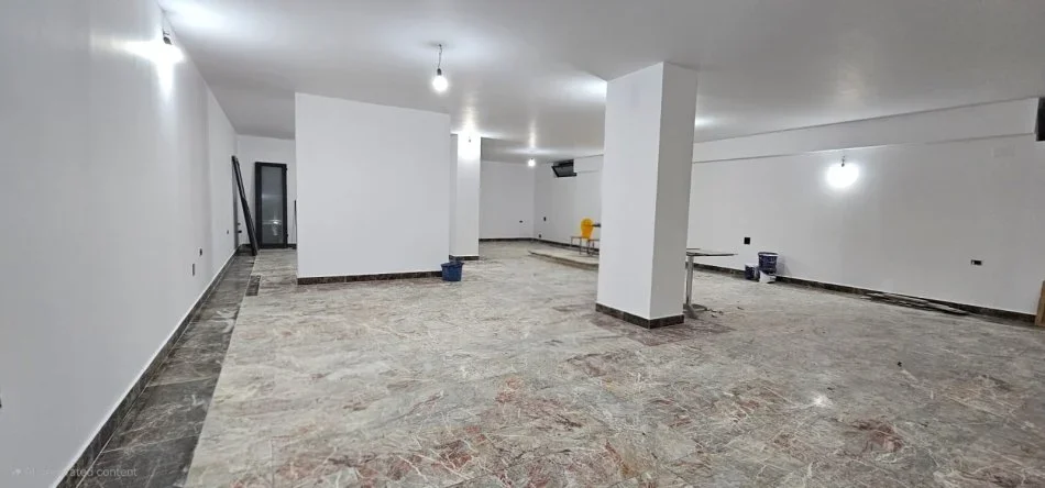 Tirane, jepet me qera ambjent biznesi Kati 1, 205 m² 3.000 € (Rruga Sami Frasheri)