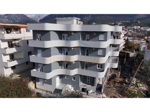 Tirane, jepet me qera Vile 3 Katshe Kati 1, 2.200 m² 6.000 € 