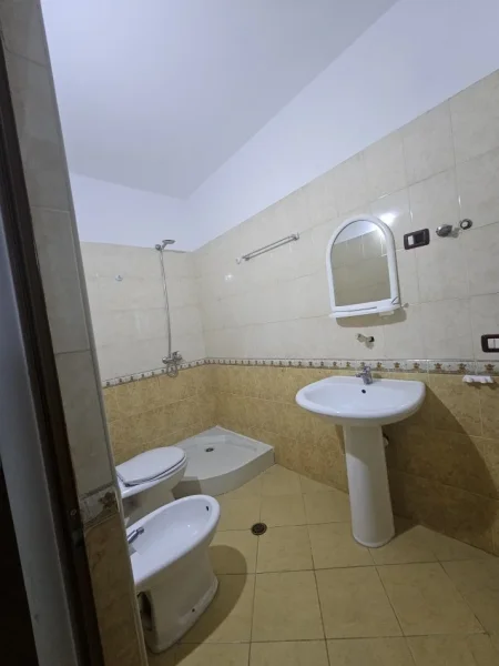 Tirane, jepet me qera apartament 2+1 Kati 4, 104 m² 500 € 
