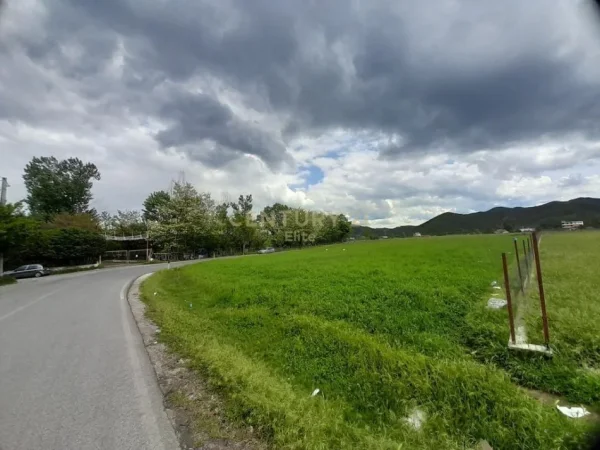 Tirane, shitet truall , 2.500 m² 300.000 € (Vaqarr)