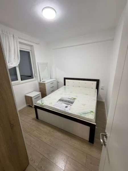 Tirane, jepet me qera apartament 1+1 Kati 1, 60 m² 500 € (Kompleksi FZ, Liqeni i Thate)