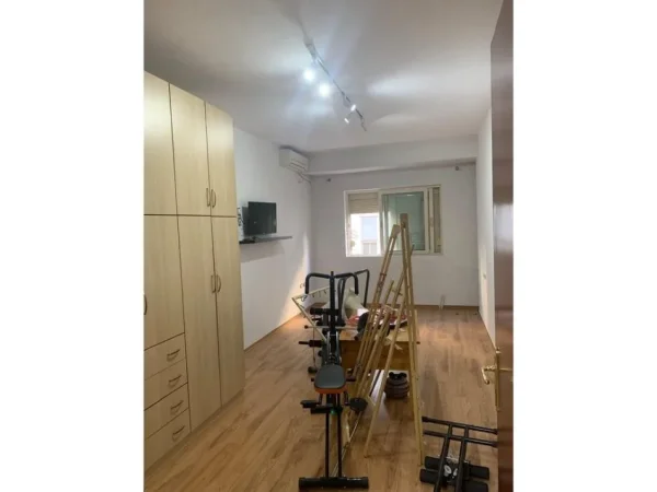 Tirane, jap me qera apartament 2+1 Kati 5, 102 m² 550 € (yzberish pran grand galeri)