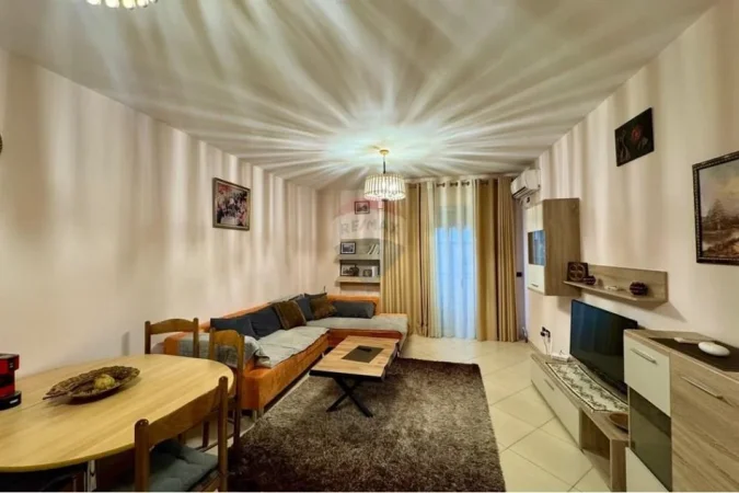 Tirane, jepet me qera apartament 2+1+Ballkon , 100 m² 700 € (Rruga Hoxha Tahsim)