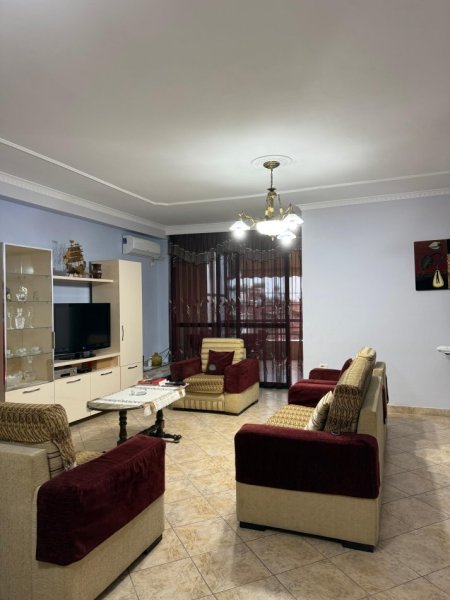 Tirane, jepet me qera apartament 2+1+Ballkon Kati 4, 130 m² (21 Dhjetori, prane Joenes)