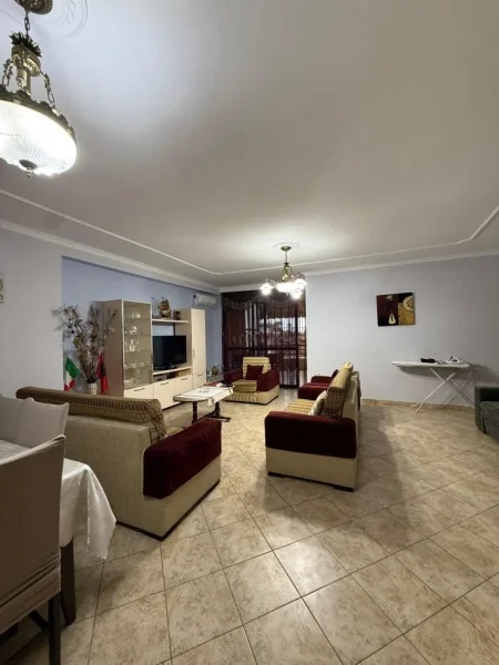 Tirane, jepet me qera apartament 2+1+Ballkon Kati 4, 130 m² (21 Dhjetori, prane Joenes)