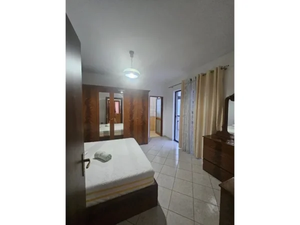 Tirane, jepet me qera apartament 2+1+Ballkon Kati 4, 104 m² 500 € 