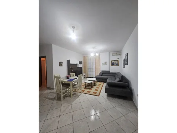 Tirane, jepet me qera apartament 2+1+Ballkon Kati 4, 104 m² 500 € 