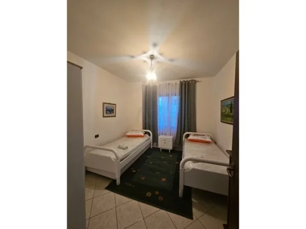 Tirane, jepet me qera apartament 2+1+Ballkon Kati 4, 104 m² 500 € 