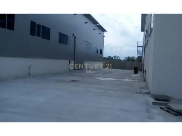 Tirane, jepet me qera ambjent biznesi Kati 0, 1.500 m² 1.500 € (Vore)