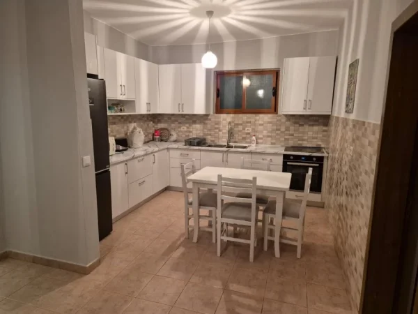 Tirane, jepet me qera apartament 1+1 Kati 3,