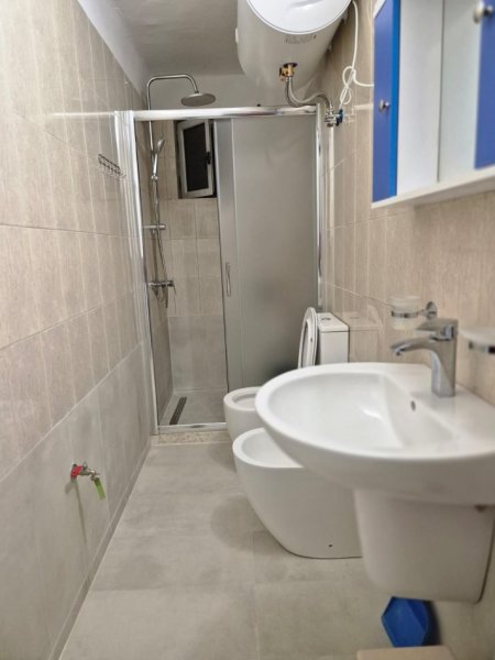 Tirane, jepet me qera apartament 1+1 Kati 3,